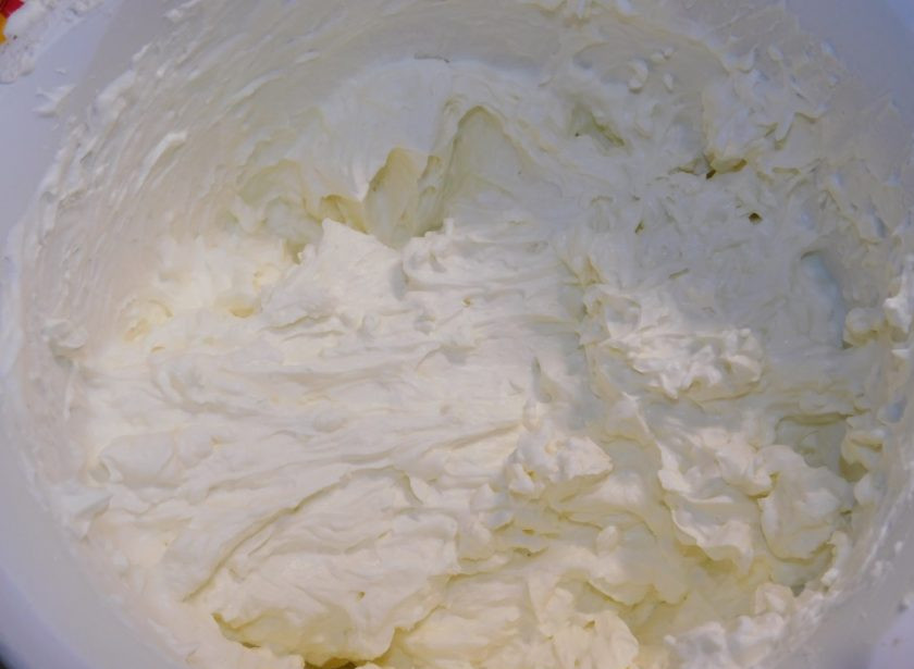 1. Этап. Торт Сладкая жизнь: Для крема взбейте сливки с сахарной пудрой. Вмешайте творожный сыр, комнатной температуры.