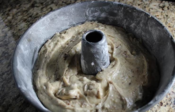 1. Этап. Домашний кекс: 7. Выложите тесто в заранее подготовленную форму и отправьте в разогретый до 180 градусов духовой шкаф, выпекайте 65 минут.