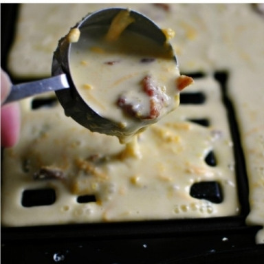 1. Этап. Вафли с беконом: Разогреваем вафельницу. На горячую вафельницу выливаем наше тесто.