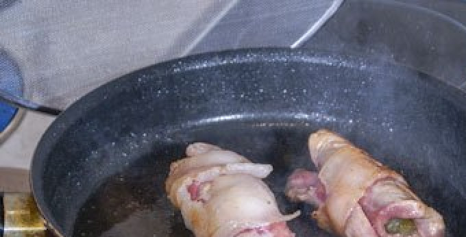 1. Этап. Говядина с маринованными огурцами: 4. Обжарим на растительном масле со всех сторон до румяной корочки.