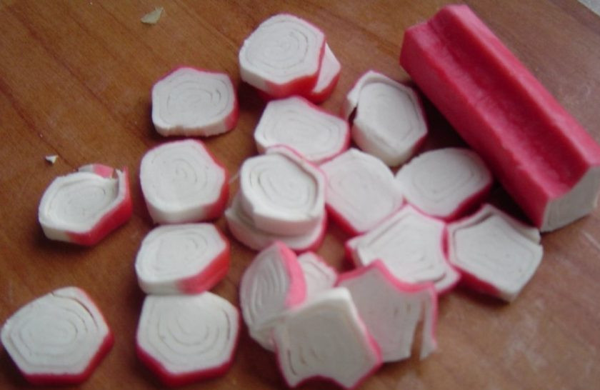 1. Этап. Салат из пекинской капусты и крабовых палочек: Крабовые палочки нарежьте кружками.