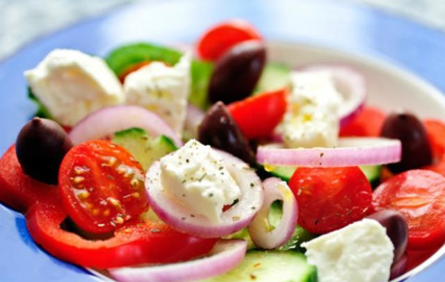 1. Этап. Греческий салат с помидорами: Сложить все ингредиенты для салат в глубокую миску, полить заправкой и перемешать. Вот и всё - греческий салат с помидорами готов!:)