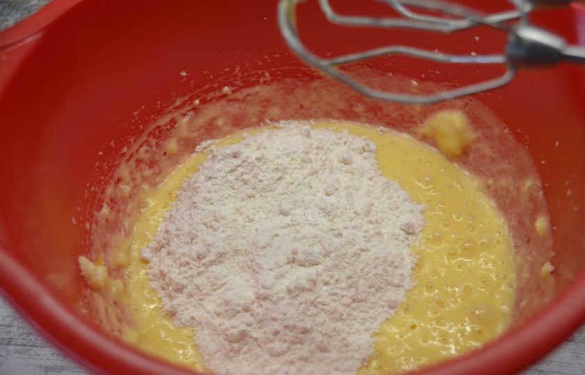 1. Этап. Капкейки с соленой карамелью: Всыпьте муку и разрыхлитель, начните взбивать тесто на небольших оборотах.