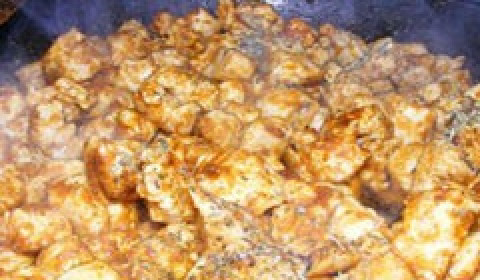 1. Этап. Летний салат с курицей: По истечении нужного времени ставим на средний огонь сухую чистую сковороду. Когда она раскалится, выкладываем туда маринованное мясо и обжариваем его, постоянно помешивая кухонной лопаткой, до золотистого цвета и полной готовности. На это уйдет примерно 20–22 минуты. Как только курочка подрумянится, перекладываем ее на бумажное кухонное полотенце, чтобы впитало лишний жир, и оставляем на нем до момента использования.