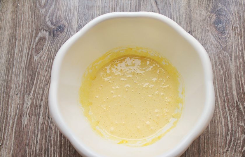 1. Этап. Торт Риго Янчи: Яйца разделите на желтки и белки. Желтки разотрите с сахаром до побеления.