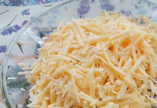 1. Этап. Салат Чайка: Полутвёрдый сыр натереть на крупной тёрке.