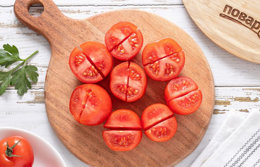 1. Этап. Помидоры фаршированные морковью: У помидоров срежьте верхушку, затем разрежьте пополам, но не доходя до конца.