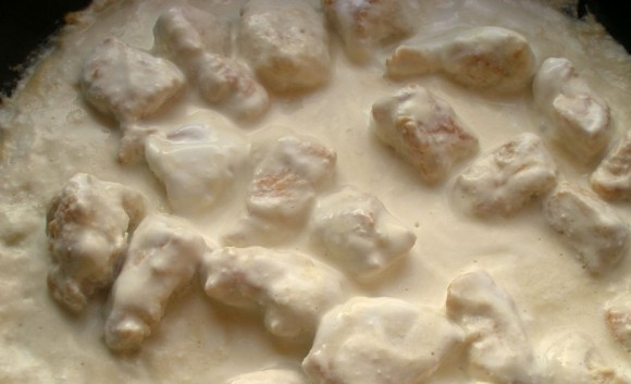 1. Этап. Грудка индейки в сметанном соусе: Даем нашему блюду потушиться еще 3-4 минуты и снимаем с огня.