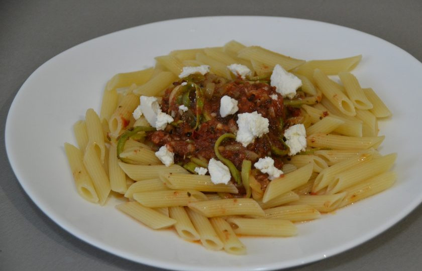 1. Этап. Паста Алла Норма: Добавьте рикотту, измельченную на кусочки.