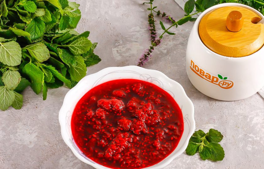 1. Этап. Варенье из малины в микроволновке: При желании горячее варенье можно закупорить в ошпаренные кипятком банки и закрутить их горячими крышками. Можно просто приготовить десерт для завтрака или полдника.