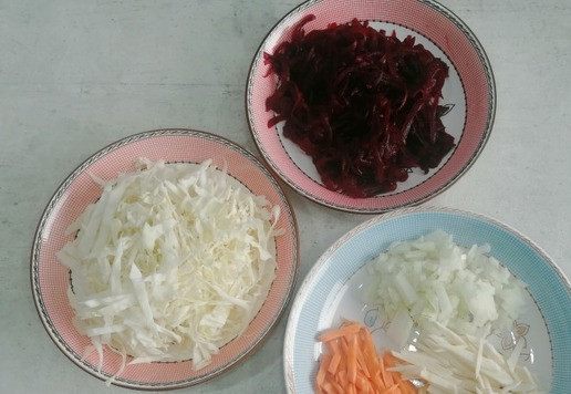 1. Этап. Борщ с фасолью и мойвой: Капусту нашинковать, лук - нарезать. Морковь и корень петрушки / пастернака / сельдерея нарезать лапшой. Я использовала корень петрушки. Свеклу натереть на терке с крупными ячейками.