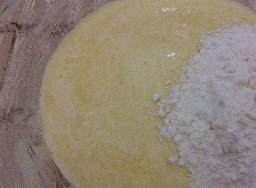 1. Этап. Заварной крем без масла: Затем добавьте к ним муку. Вымешайте массу до гладкости.