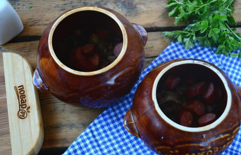 1. Этап. Охотничьи колбаски с картофелем и шампиньонами в горшочках: На дно горшочков для запекания положите обжаренные грибы с луком и охотничьи колбаски.