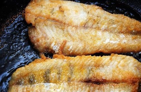 1. Этап. Морской судак в духовке: Дальше каждое филе необходимо обвалять в муке и затем уже обжарить на разогретой сковороде с растительным маслом до золотистого цвета с обеих сторон.