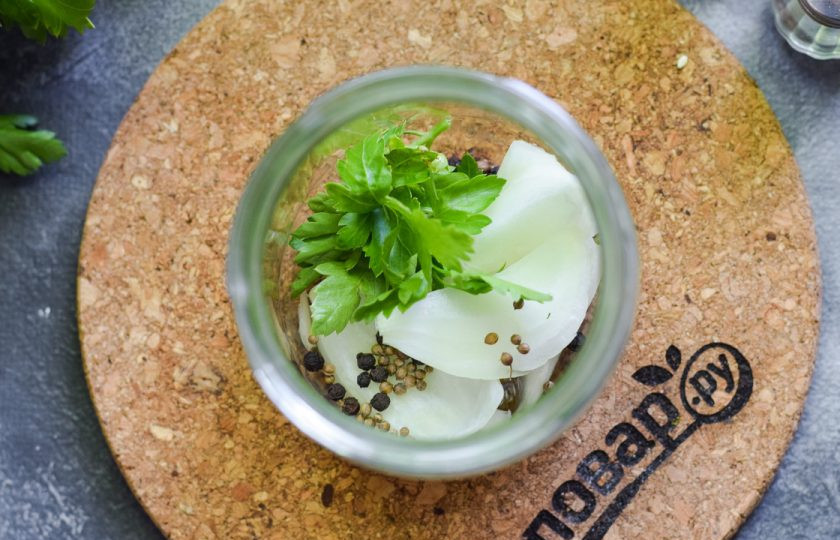 1. Этап. Огурцы кружочками на зиму: Баночки для заготовки вымойте и простерилизуйте. На дно бросьте лук, горчицу в зернах, черный перец, петрушку.