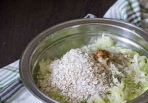 1. Этап. Постные котлеты из кабачков: 5. В кабачковую массу добавляем лук, овсяные хлопья, соль, перец, тимьян, паприку и все перемешиваем. Дайте тесту постоять минут 10, чтобы хлопья немного набухли.