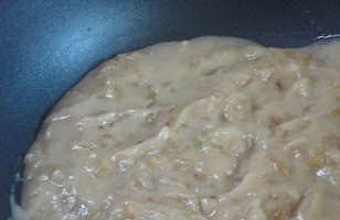 1. Этап. Расстегаи с индейкой: и развести бульоном, доливая его частями. Проварить соус, помешивая, на медленном огне до загустения.