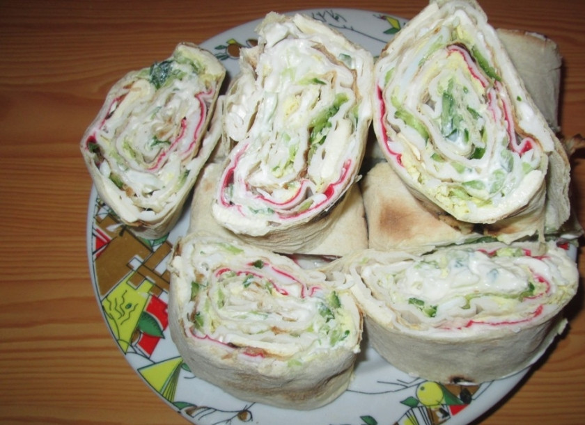 1. Этап. Рулеты из лаваша с плавленым сыром: 4. Спустя час достаем наш рулет и нарезаем на части. Вот такие красивые получаются рулеты из лаваша с плавленым сыром.