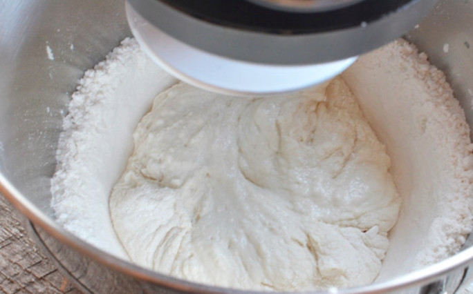 1. Этап. Пресная лепешка: Вымешайте тесто руками или насадкой миксера.