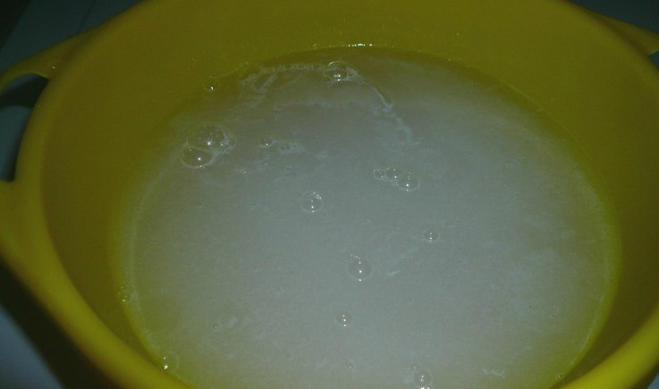 1. Этап. Сухофрукты на завтрак: Рис промываем в нескольких водах. Когда вода станет прозрачной, ставим кашу на огонь вариться. Заливаем молоком.