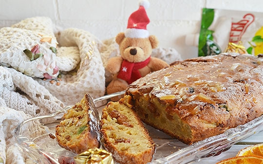 1. Этап. Традиционный рождественский штоллен: Выпекайте в разогретой до 180 градусов духовке 40 минут. Теплый штоллен смажьте сливочным маслом и лимонным джемом.