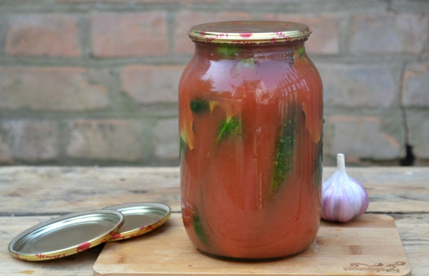 1. Этап. Огурчики в томатном соке: Тем временем приготовьте маринад. Томатный сок доведите до кипения, добавьте соль, сахар, дождитесь, пока кристаллики растворятся, а затем снимите с огня и влейте уксус. Уксуса понадобится не так много, как обычно, потому что в томатном соке тоже есть кислота. Залейте маринадом огурцы. Стерилизуйте банки с огурцами в кипящей воде 10 минут. Затем закатайте металлическими крышками, укутайте теплым полотенцем и оставьте до полного остывания. Затем уберите в кладовку или в погреб до зимы.