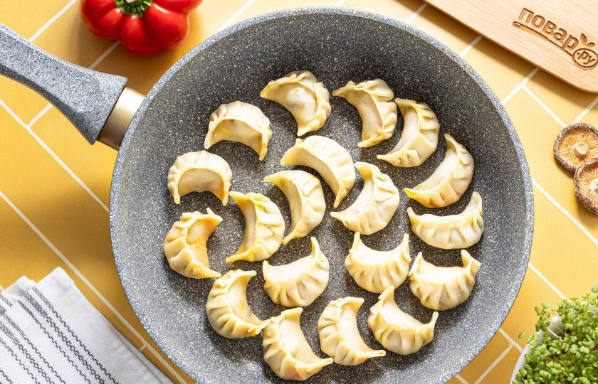 1. Этап. Овощные дамплинги: Разогрейте сковороду с растительным маслом, выложите овощные дамплинги и обжаривайте около 3-4 минут до румяной корочки.