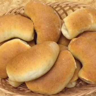 Сдобные рогалики с кунжутом