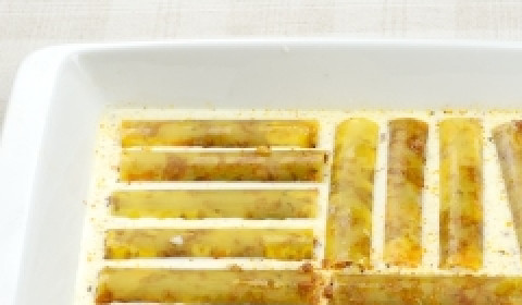 1. Этап. Каннеллони с курицей и грибами: 6. На дно формы заливаем сметану (можно разбавить ее водой, добавить специй и приправ), погружаем в нее каннелони.