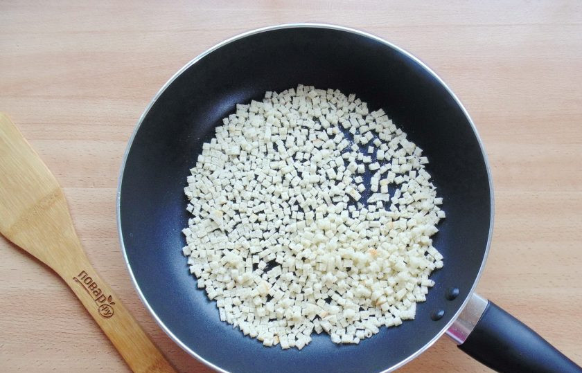 1. Этап. Рыбные котлеты Каштаны: Прежде всего сделайте сухарики. У батона или булки обрежьте корку. После мякоть нарежьте маленькими кубиками. Подсушите сухари в духовке или на сковороде.