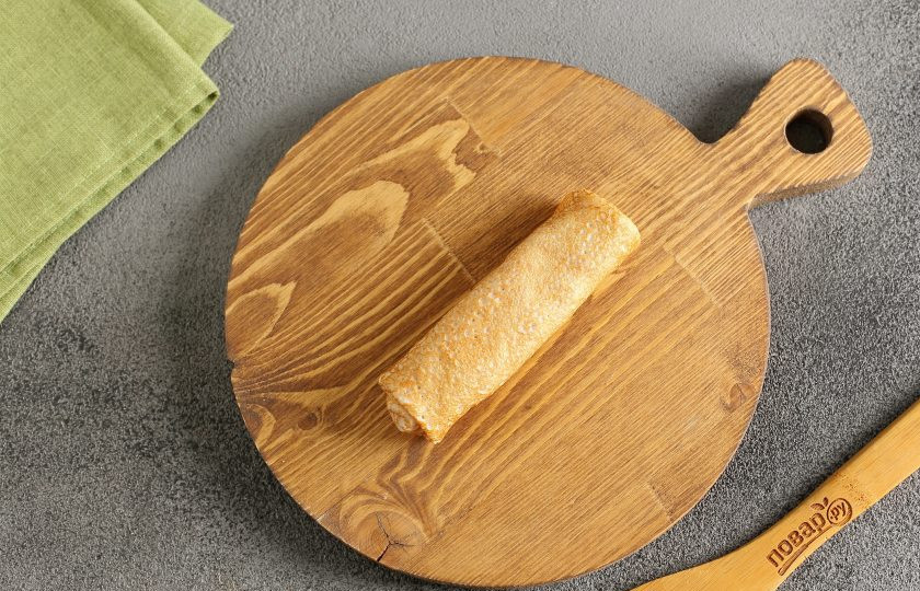 1. Этап. Блины на праздничный стол: Подверните края с двух сторон, а затем аккуратно сверните блинчик рулетом. Таким образом приготовьте все блины.