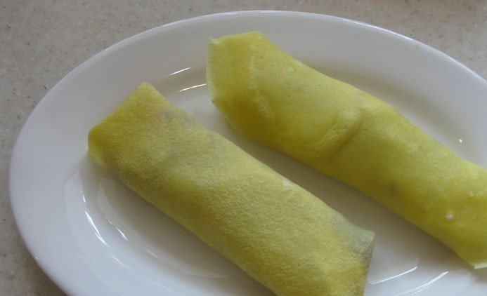 1. Этап. Блинчики с шоколадом и бананом: Сворачиваем блинчики. Готовые блинчики с шоколадом и бананом поливаем шоколадом перед подачей. Приятного аппетита!