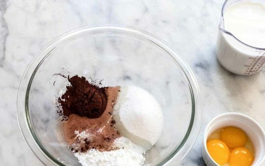 1. Этап. Шоколадный десерт в микроволновке: 1. В глубокой мисочке соедините сахар, крахмал, какао и соль, перемешайте до однородности.