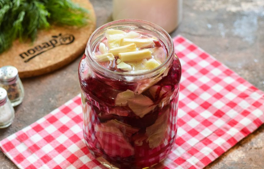 1. Этап. Капуста со свеклой и хреном на зиму: Отдельно приготовьте маринад. В воде растворите соль и сахар, варите две минуты, добавьте уксус и снимите с огня. Залейте маринад в банку.