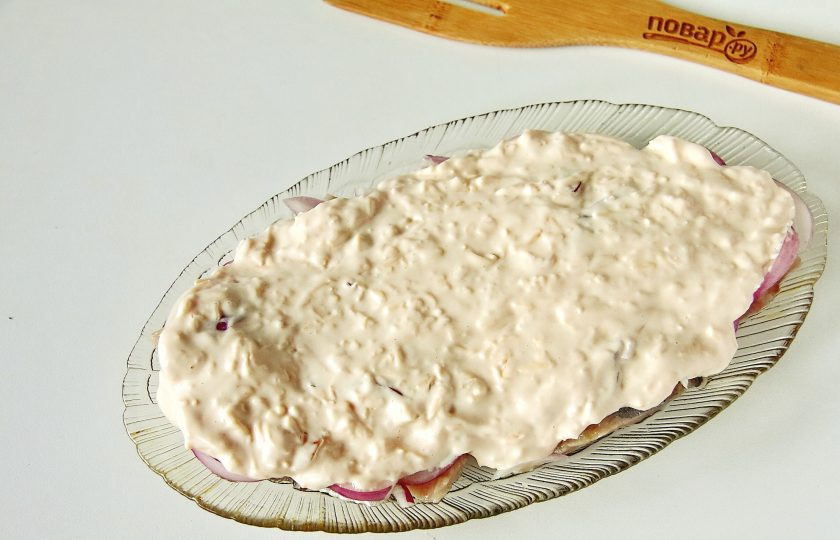 1. Этап. Сельдь в сырном соусе: Сверху равномерно распределите готовый соус.