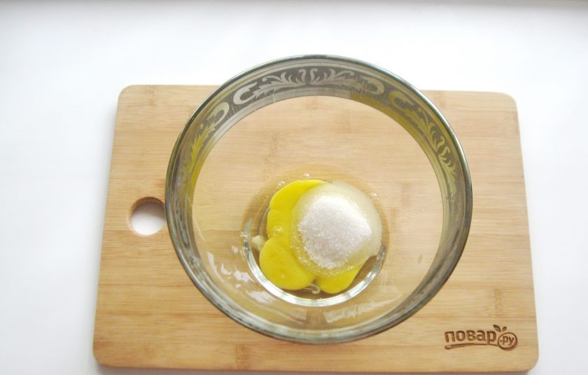 1. Этап. Урама: В миску разбейте яйцо, добавьте сахар.