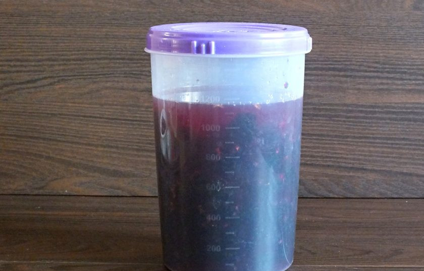 1. Этап. Ликер из ежевики: Возьмите стеклянную или пластиковую тару. Переложите в нее чистую ежевику. Залейте алкогольной основой. Придавите ягоду ложкой так, чтобы водка полностью покрывала её. Прикройте крышкой. Уберите в темное место на 2 недели.