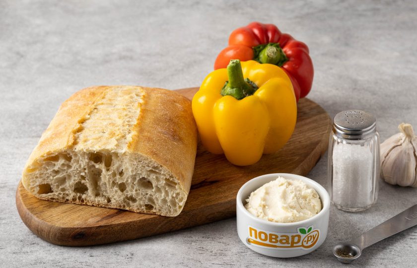 1. Этап. Брускетта с печеным перцем и сыром: Подготовьте все ингредиенты.