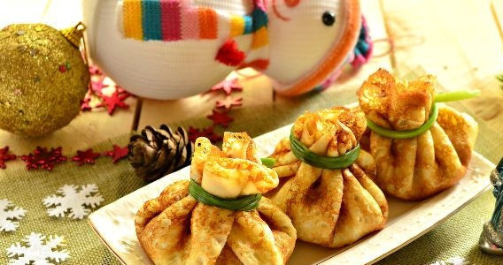 1. Этап. Новогодняя закуска Мешочки Деда Мороза: Завяжите блины зелёным луком, как мешочки. Счастливого Нового года!