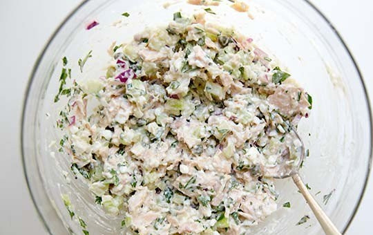 1. Этап. Лучший сэндвич с тунцом: 2. Перемешайте хорошенько все содержимое. Поджарьте хлеб.