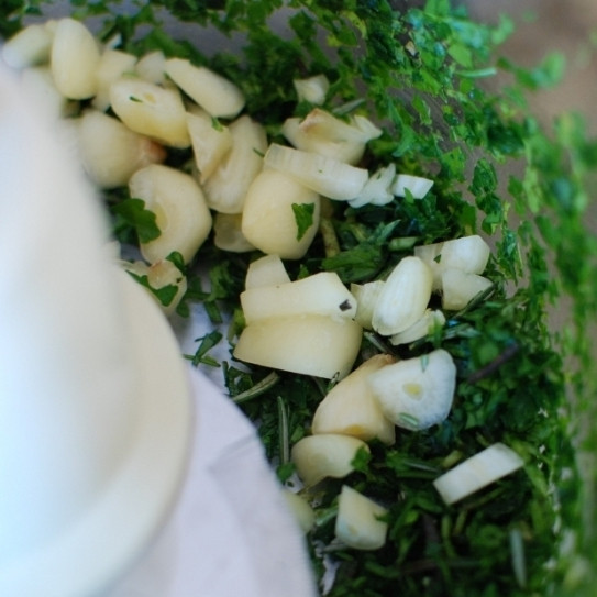 1. Этап. Стейки в зеленом маринаде: Добавляем в чашу блендера измельченный чеснок.