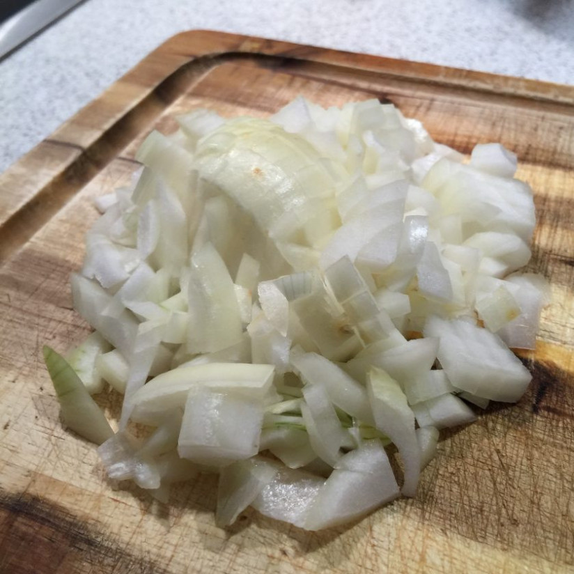 1. Этап. Спагетти с соусом Карбонара: 3. Очистите лук и нарежьте его мелким кубиком.