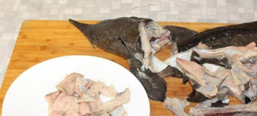 1. Этап. Солянка из осетра: Хорошо промойте осетрину, отделите голову, хвост и хребет. Полученное филе нарежьте.