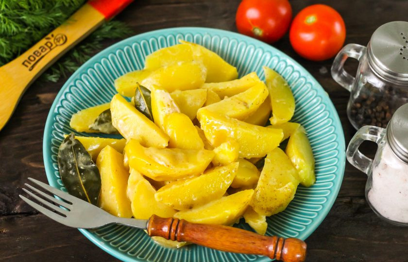 1. Этап. Маринованный картофель: Выложите его в тарелки и подайте к столу в качестве гарнира к любому мясному блюду или блюду из птицы.