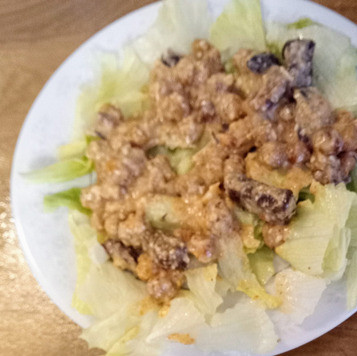 1. Этап. Печёный нут с тахинной заправкой: Выложить салатные листья на блюда. К ним добавить смесь с печёным нутом, полить заправкой и посыпать пармезаном. Можно подавать. Приятного аппетита.