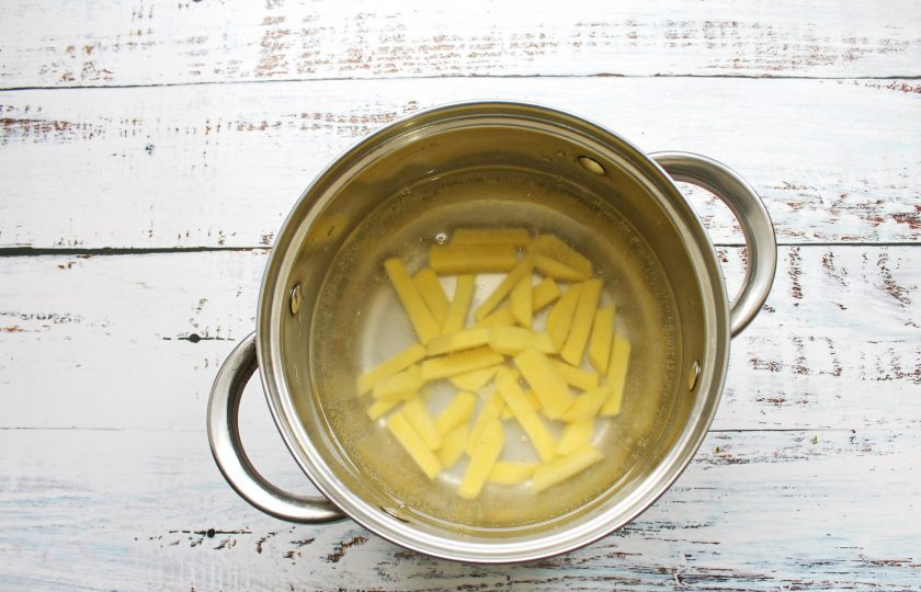 1. Этап. Дачный рисовый суп со снытью: Картофель почистите, вымойте и порежьте средней соломкой. В кастрюлю налейте воду и доведите до кипения, посолите и добавьте картофель.