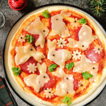 Пицца с сырными кроликами на Новый год