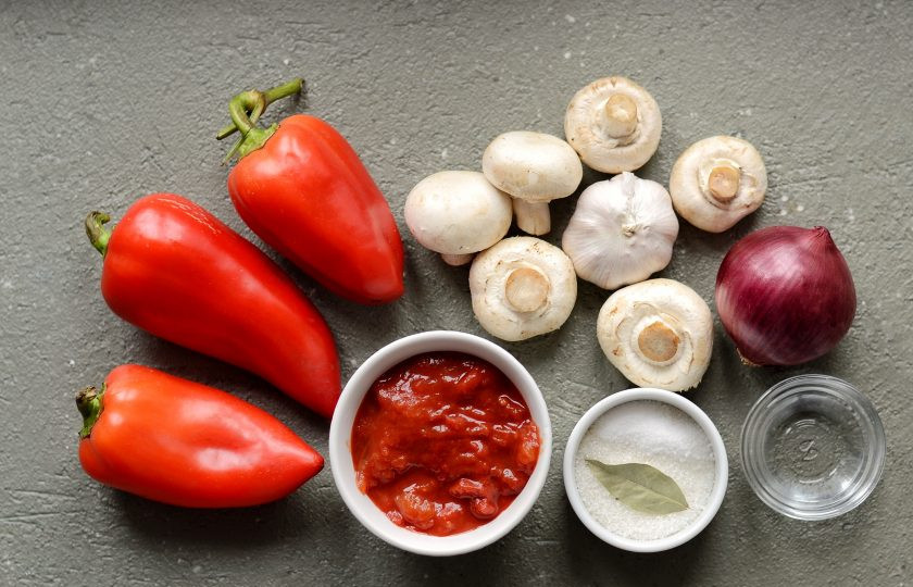 1. Этап. Лечо с грибами: Подготовьте все ингредиенты.