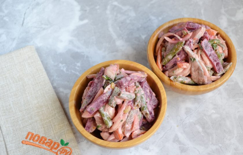 1. Этап. Салат с копченой сельдью: 8. Подайте салат порционно и в общем салатнике.