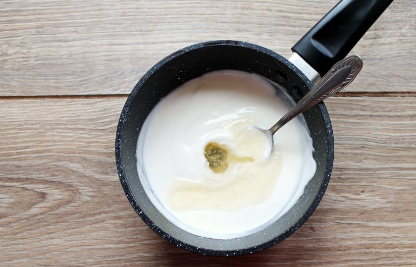 1. Этап. Сметанно-мандариновое желе: Набухший желатин распустите на водяной бане, и быстро мешая сметану, тонкой струйкой влейте его в сметану.